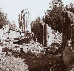 Castelo em ruínas, Pinon, norte da França, c1914-c1918
