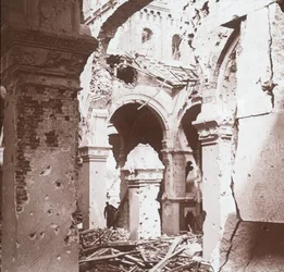 Igreja em ruínas, Albert, norte da França, c1914-c1918