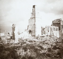 Igreja em ruínas, Chauny, norte da França, c1914-c1918