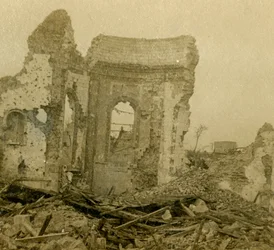 Igreja em ruínas, Combles, norte da França, c1914-c1918