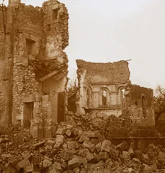 Igreja em ruínas, Trésauvaux, norte da França, c1914-c1918