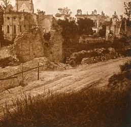 Igreja e castelo em ruínas, França, c1914-c1918