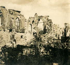 Igreja em ruínas em Dreslincourt, norte da França, c1914-c1918