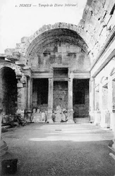 Interior arruinado do templo romano de Diana, Nimes, França, século XX