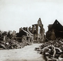 Ruínas, Craonne, norte da França, c1914-c1918