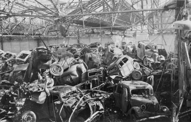 Ruínas da fábrica Renault, Boulogne-Billancourt, Paris, c1942