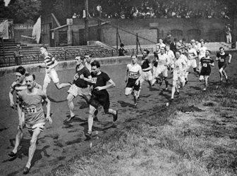 Correndo a meia milha no dia do Civil Service Sports, Stamford Bridge, Londres, 1926-1927