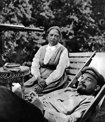 O dirigente bolchevique russo Vladimir Lenine e Nadejda Krupskaia, Gorki, URSS, 1922