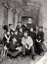 Autor russo Anton Chekhov com família e amigos, 1890