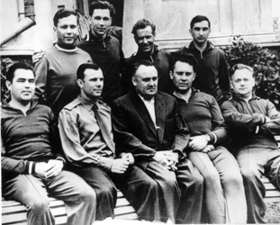 Engenheiro de foguetes russo Sergey Korolyov com cosmonautas, Crimeia, URSS, c1960