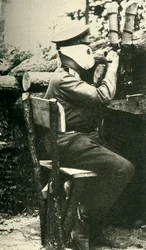 Soldado russo usando um rifle de periscópio, Primeira Guerra Mundial, 1914-1918, c1920.