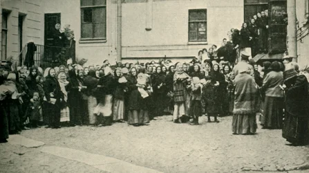 Esposas de soldados russos aguardando notícias da Frente ..., Primeira Guerra Mundial, 1915, c1920.