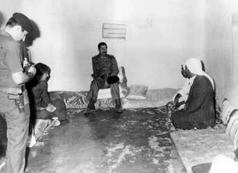 Saddam Hussein visitando uma casa de camponeses em Basra, Iraque, 1987
