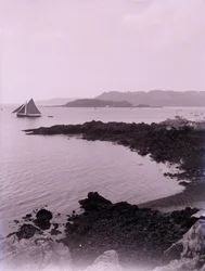 Barco à vela ao largo da costa, perto de Plymouth, em Devon.