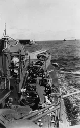 Marinheiros que dormem no convés superior do navio de guerra britânico HMS Malaya, c1940-c1941
