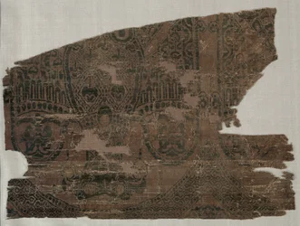Fragmentos de samitas com águias de duas cabeças, do túmulo de São Bernardo Calvo, 1200-1243.