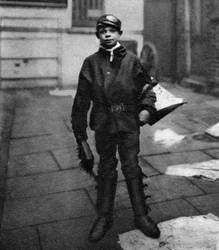 Menino catador, que limpa excrementos de cavalos na estrada, Londres, 1926-1927