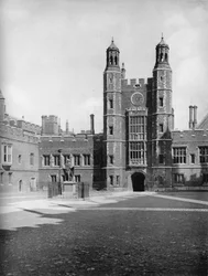 Pátio da escola e torre de Luptons, 1926