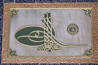 Caligrafia esculpida em Topkapi Palace harem Istambul Turquie