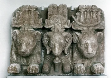 Escultura de três cabeças de animais