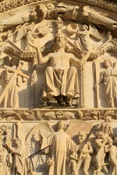 Escultura do Cristo sentado em um trono. O Juízo Final. O Tympanum do portal central ocidental. A Catedral de Santo Estêvão.