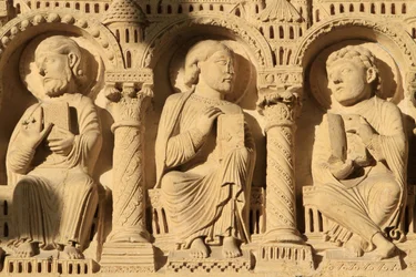 Esculturas. A porta da entrada sul. A Catedral de St. Stephen.