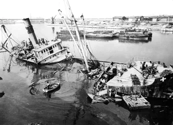 Navio afundado no porto de Marselha, França, c1945-1949