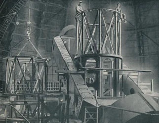Seção por seção monta a enorme estrutura de aço do cilindro das prostitutas, c1935