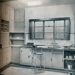Seção de uma pequena cozinha, projetada por Mrs Darcy Braddell, 1935.