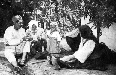 Família sérvia contando a história de expulsar os austríacos da Bósnia, Primeira Guerra Mundial, 1914
