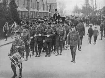 Sargentos que transportam o treinador nupcial da igreja, 1915