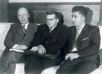 Sergei Prokofiev, Dmitri Shostakovich e Aram Khachaturian, compositores russos, 1945