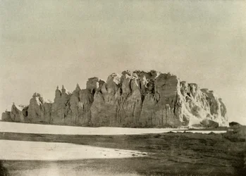 Borda serrilhada da geleira ao sul de Cape Borne, Ross Island, c1908, 1909.