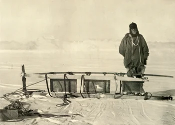 Shackleton em pé junto ao Broken Southern Sledge, c1908, 1909.