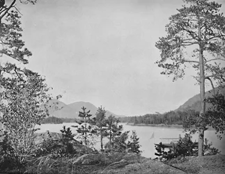 Montanha da rocha de Shelving, lago George, New York, c1897.