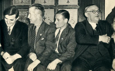 Companheiros de navio em terra. John G. Winant, Ernest Bevin, com marinheiros mercantes, 1942