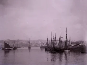 Navios no porto de Plymouth em Devon.
