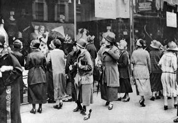 Compradores em Kensington High Street, Londres, 1926-1927
