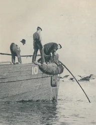 Shore End de um cabo submarino é geralmente colocado a partir de um isqueiro, 1937