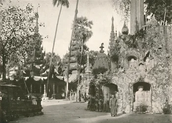 Santuários no pagode Shwe Dagon, Rangoon, 1900.