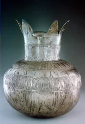 Vaso de romã em prata, da tumba de Tutancâmon, século 14 aC