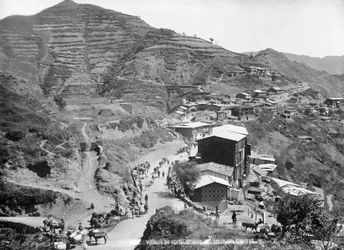 Aldeia do Sinauli, com as estradas Hindustan e Tibet, Simla, Índia, início do século XX