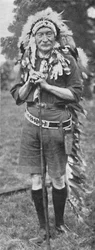 Sir Robert Baden-Powell, vestido com uma tribo indiana vermelha, c1925.