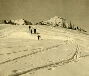 Esqui nas montanhas Totes Gebirge, Áustria, c1935.
