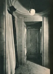 Vestíbulo pequeno com armários em Sycamore branco, c1925