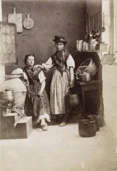 Pequenos meandros: retrato de duas mulheres carregando água em uma cozinha. Século XIX Imprimir em cartão Dim. 6x8,3 cm