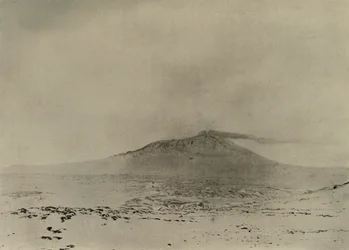 Fumaça que flui da cratera de Erebus, c1908, 1909.