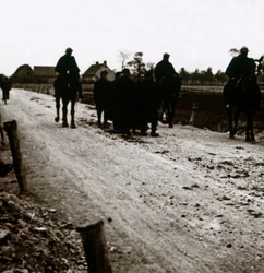Soldados em uma estrada, c1914-c1918
