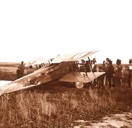Soldados, cercando, biplano, somme, norte, frança, c1914-c1918
