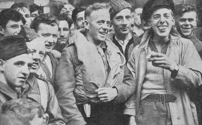 Alguns dos sobreviventes do desembarque de Arandora Star em um porto escocês, 1940, 1940
